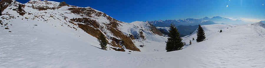 Vista panoramica dal Triomen ai dossi panoramici e fin verso il Pizzo Arera